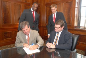 Nashville Mayor Karl Dean signs the city